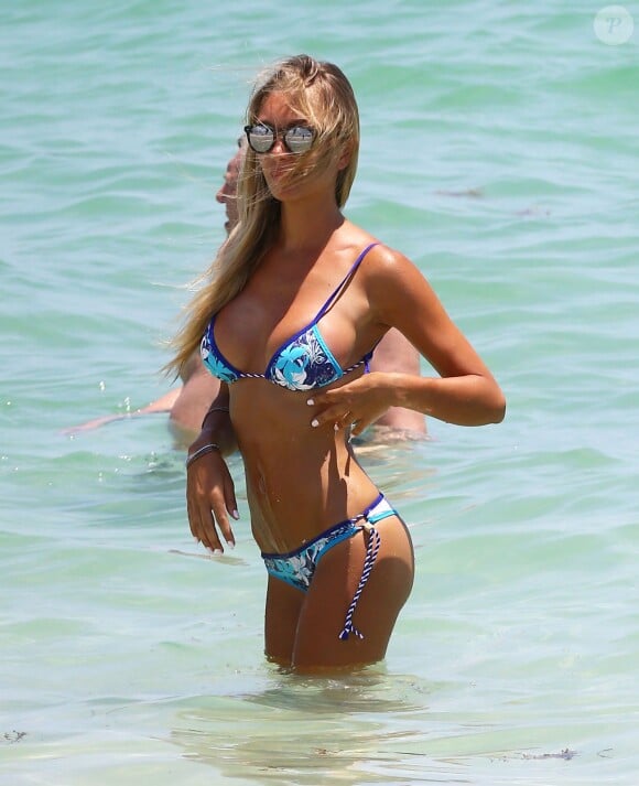 Laura Cremaschi, craquante en bikini bleu sur une plage de Miami. Le 14 août 2014.