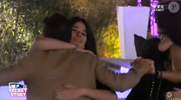 Nathalie et Vivian "freezés" reçoivent la visite des filles de Nathalie - Prime de Secret Story 8 sur TF1. Le 15 août 2014.