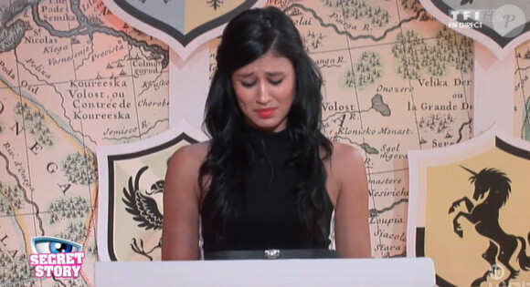 Jessica obtient le droit de parler avec son père au téléphone - Prime de Secret Story 8 sur TF1. Le 15 août 2014.