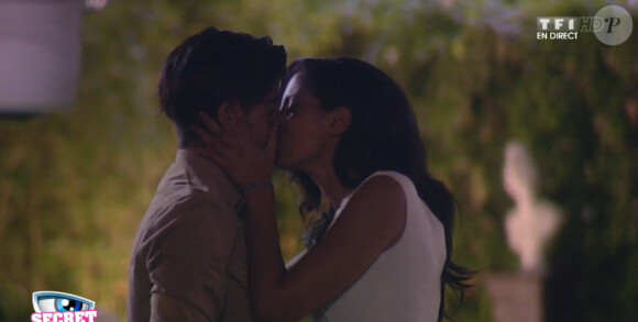 Elodie embrasse Stéfan sur la bouche - Prime de Secret Story 8 sur TF1. Le 15 août 2014.