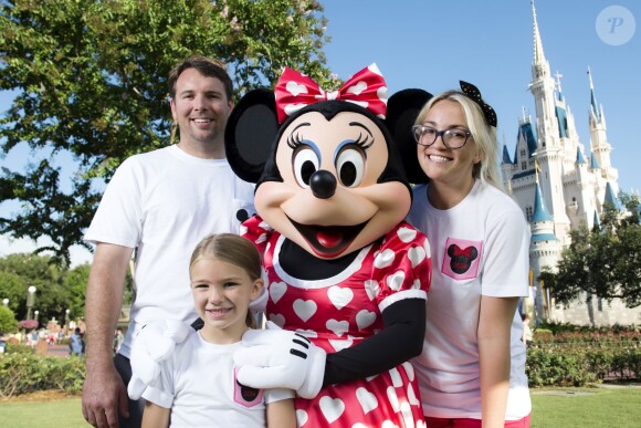 Jamie Lynn Spears, sa fille Maddie et son mari James Watson posent avec le personnage de Minnie Mouse, à Disney World en Floride, le vendredi 14 août 2014.