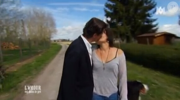 Baiser entre Yann et Chrystèle - Episode de "L'amour est dans le pré 2014" sur M6. Le 18 août 2014.