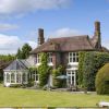 The Laines, côté jardins. La maison d'enfance de Camilla Parker Bowles près de Lewes dans l'East Sussex est en vente pour un peu plus de 4 millions d'euros chez Savills. La propriété avait été achetée au Major Bruce Shand, père de la duchesse de Corouailles et alors veuf, par l'acteur James Wilby et sa femme Shana dans les années 1990.
