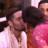 Premier baiser entre Leïla et Steph (Secret Story 8 - quotidienne du lundi 18 août 2014.)
