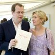  Tom Parker Bowles et son épouse Sara lors du lancement de son livre de recettes Let's Eat Recipes From My Kitchen Notebook le 28 juin 2012 à Londres. 