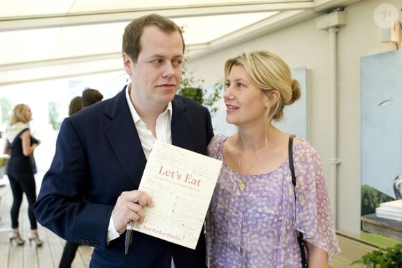 Tom Parker Bowles et son épouse Sara lors du lancement de son livre de recettes Let's Eat Recipes From My Kitchen Notebook le 28 juin 2012 à Londres.