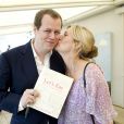  Tom Parker Bowles et son épouse Sara lors du lancement de son livre de recettes Let's Eat Recipes From My Kitchen Notebook le 28 juin 2012 à Londres. 