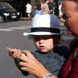 Elijah Furnish-John - Elton John, son compagnon David Furnish et leurs fils Elijah et Zachary se promènent dans les rues à Saint-Tropez, le 19 août 2014