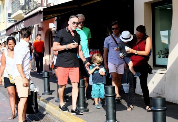 David Furnish, Zachary Furnish-John et Elijah Furnish-John - Elton John, son compagnon David Furnish et leurs fils Elijah et Zachary se promènent dans les rues à Saint-Tropez, le 19 août 2014