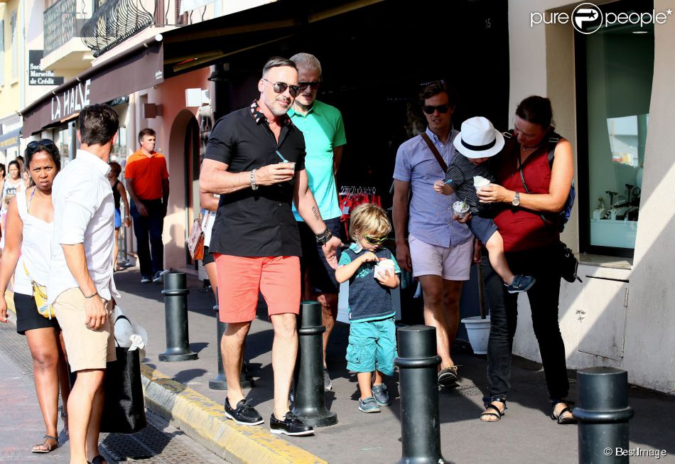 David Furnish, Zachary Furnish-John et Elijah Furnish-John - Elton John, son compagnon David Furnish et leurs fils Elijah et Zachary se promènent dans les rues à Saint-Tropez, le 19 août 2014