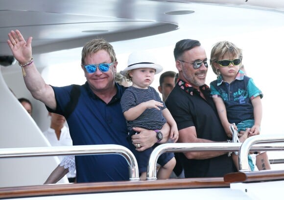 Elton John, son compagnon David Furnish et leurs fils Elijah et Zachary se sont rendus sur le yacht de Lily Safra dans le port de Saint-Tropez, le 19 août 2014