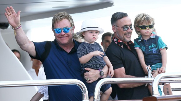 Elton John : Papa complice avec ses enfants à Saint-Tropez