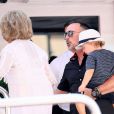Elton John, son compagnon David Furnish et leurs fils Elijah et Zachary sont allés au Club 55 à Saint-Tropez. Le couple s'est ensuite rendu sur le yacht de Lily Safra dans le port de Saint-Tropez. Le 19 août 2014
