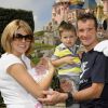 Thomas Voeckler, héros français du Tour de France 2011, a profité lundi 25 juillet 2011 de joies de Disneyland Paris en compagnie de son épouse Julie et de leurs deux enfants, Mahé, 2 ans, et Lila, 1 mois.