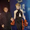 Jackie Chan et Nicole Kidman arrivent à la cérémonie d'ouverture du 10e "Huading Awards" à Macao. Le 7 octobre 2013.