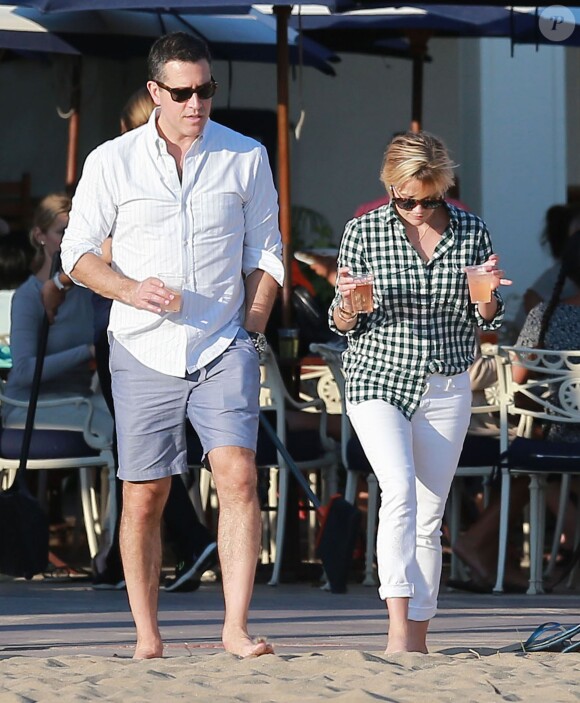 Reese Witherspoon, son mari Jim Toth et son fils Deacon au Jonathan Club à Santa Monica, le 6 août 2014. 