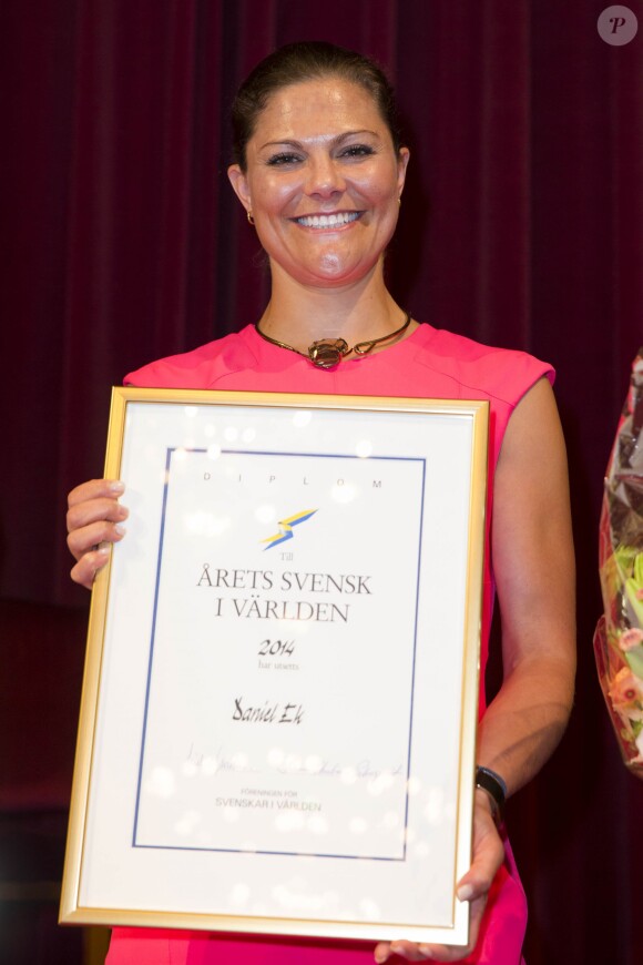 Rayonnante, la princesse Victoria de Suède, en présence du prince Daniel, a remis le 20 août 2014 le prix de l'Association des Suédois dans le monde à Martin Lorentzon, cofondateur de Spotify, lors d'un repas de gala au Grand Hotel de Stockholm.