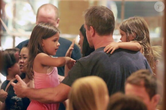 Matt Damon avec sa femme Luciana et leurs filles, Isabella, Alexia, Stella et Gia dont c'est le 6e anniversaire, à Los Angeles le 20 août 2014. Toute la famille s'est rendue à Disneyland. Un papa craquant avec ses enfants