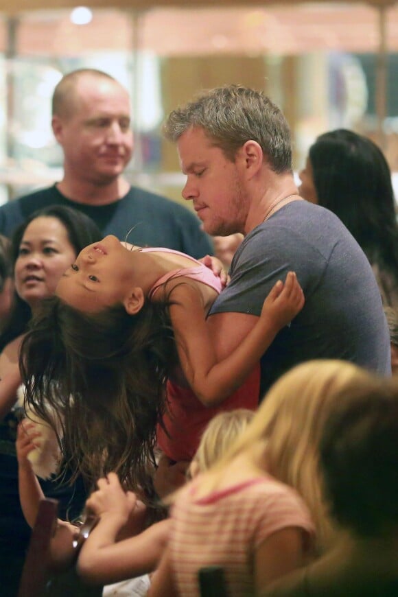 Matt Damon avec sa femme Luciana et leurs filles, Isabella, Alexia, Stella et Gia dont c'est le 6e anniversaire, à Los Angeles le 20 août 2014. Toute la famille s'est rendue à Disneyland.