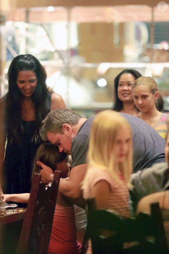 Matt Damon avec son épouse Luciana et leurs filles, Isabella, Alexia, Stella et Gia dont c'est le 6e anniversaire, à Los Angeles le 20 août 2014. Toute la famille s'est rendue à Disneyland.