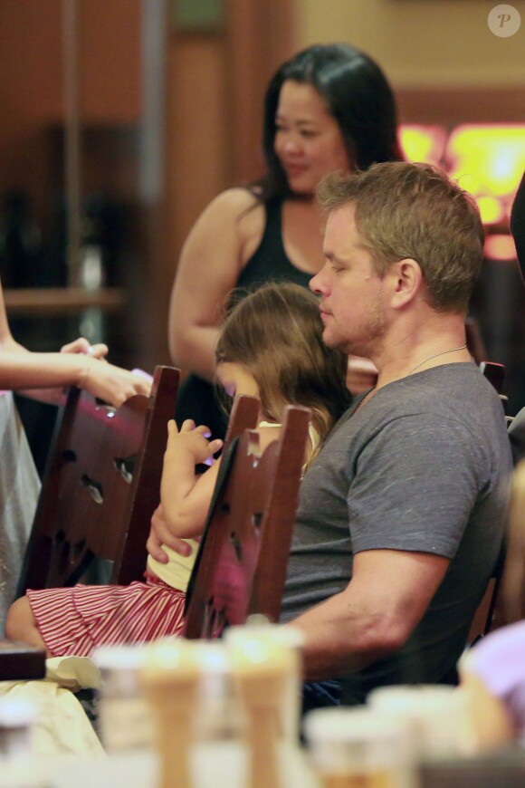 Matt Damon avec ses filles, Isabella, Alexia, Stella et Gia dont c'est le 6e anniversaire, à Los Angeles le 20 août 2014. Toute la famille s'est rendue à Disneyland.