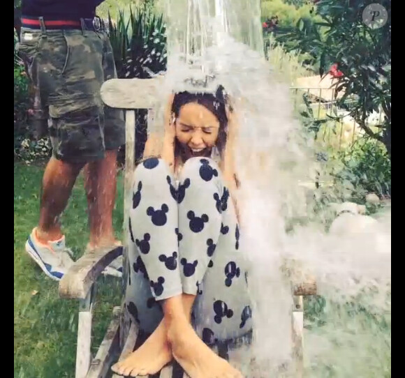 La belle Nabilla a relevé le défi du Ice Bucket Challenge ! Août 2014.