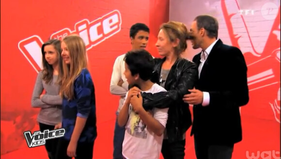 La réalisatrice Emmanuelle Bercot accompagnée des amis de Némo et de Nikos Aliagas dans la V Room de The Voice.