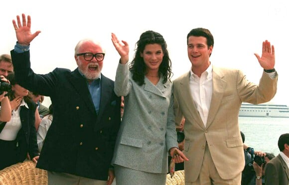 Richard Attenborough avec Sandra Bullock et Chris O'Donnell à Cannes en 1996.