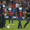 Tony Parker et Nicolas Batum donnent le coup d'envoi du match entre le PSG et Toulouse à Paris, le 28 septembre 2013
