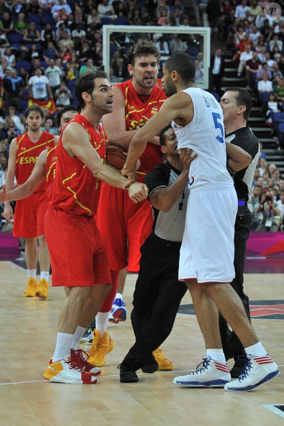 Nicolas Batum s'embrouille avec les joueurs de l'équipe d'Espagne le 8 août 2012 après la défaite des Bleus en quart de finale des JO de Londres
