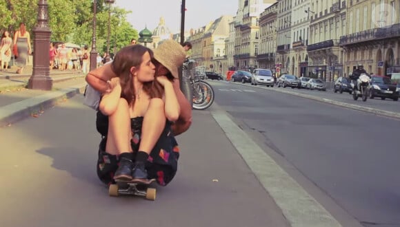 Tiger Lily Hutchence embrassent Bruno Sirera dans une vidéo tournée à Paris et publiée par Bustin Boards sur Youtube, août 2014.
