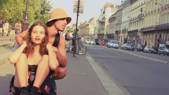 Tiger Lily Hutchence et Bruno Sirera dans une vidéo tournée à Paris et publiée par Bustin Boards sur Youtube, août 2014.