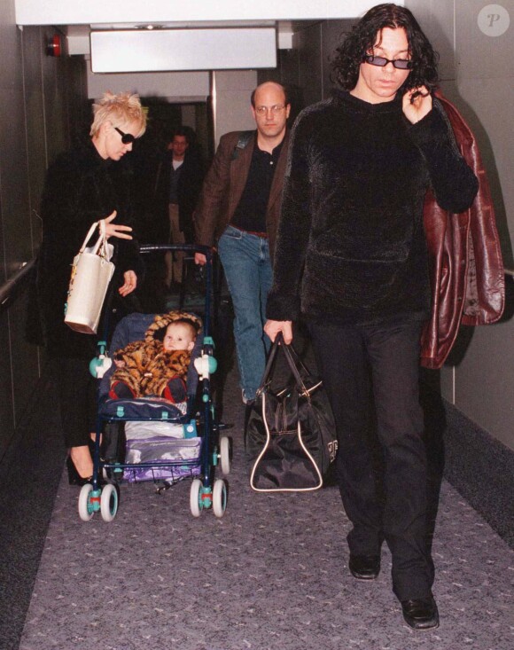 Michael Hutchence et Paula Yates avec leur fille Tiger Lily à Londres, le 12 février 1997.