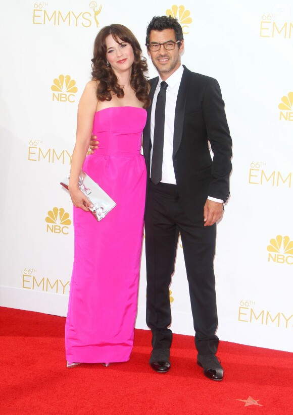 Zooey Deschanel en compagnie de son nouveau boyfriend Jacob Pechenik sur le tapis rouge de la 66ème cérémonie annuelle des Emmy Awards au Nokia Theatre à Los Angeles, le 25 août 2014.