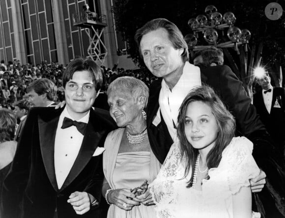 Jon Voight avec sa mère, sa Angelina Jolie et son fils James aux Oscars 1986.