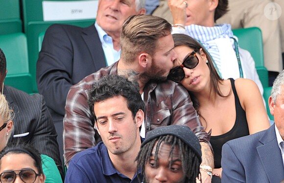M. Pokora et sa petite amie Scarlett Baya dans les tribunes de Roland Garros. Paris, le 2 juin 2014.