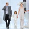 Karl Lagerfeld salue à la fin de son défilé Chanel aux côté de son filleul Hudson et de Cara Delevingne, au Grand Palais à Paris, le 21 janiver 2014.