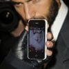 Dans le téléphone de Karl Lagerfeld, des photos de Choupette évidemment. Ici à Berlin, le 20 novembre 2012.