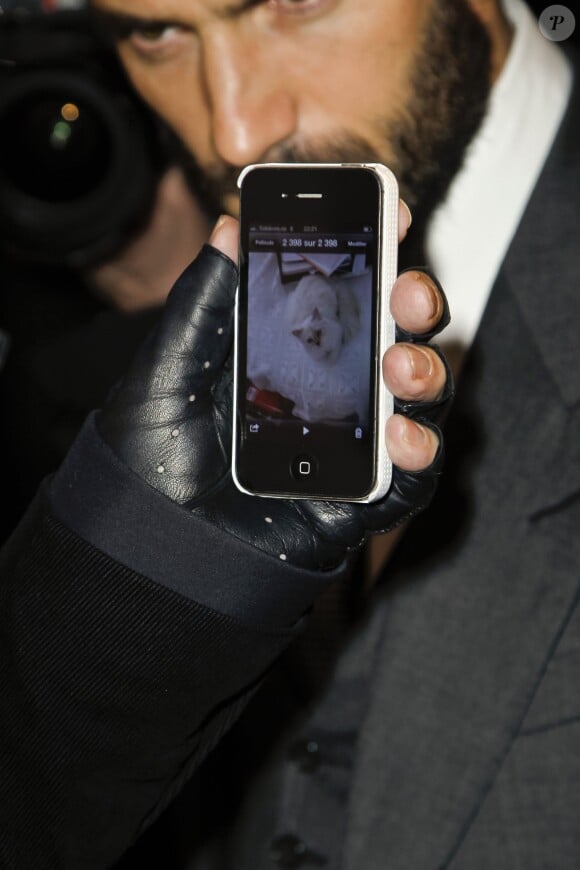 Dans le téléphone de Karl Lagerfeld, des photos de Choupette évidemment. Ici à Berlin, le 20 novembre 2012.