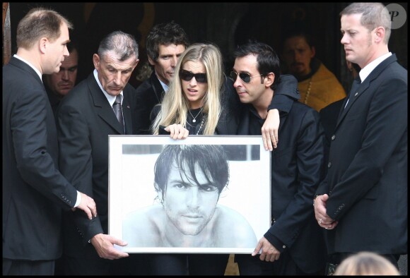 Tanelle, la fille de Valérie Bourdin, effondrée aux obsèques de Filip Nikolic (Sainte Geneviève des Bois, 24 septembre 2009)