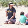 Exclusif - Drew Barrymore se détend sur une plage de Cape Cod dans le Massachusetts, le 23 août 2014.