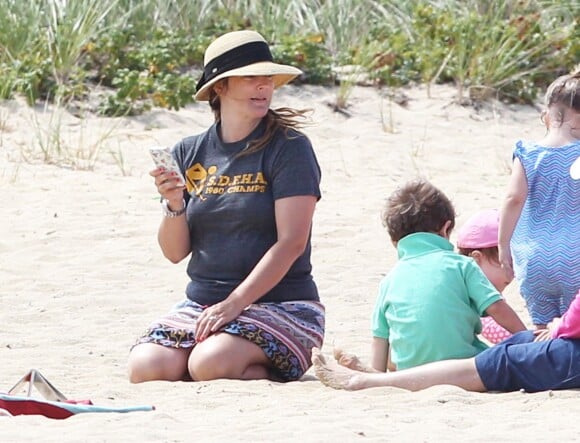 Exclusif - Drew Barrymore se détend sur une plage de Cape Cod dans le Massachusetts, le 23 août 2014.
