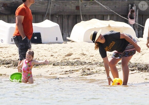 Exclusif - Drew Barrymore joue avec sa fille Olive sur une plage de Cape Cod dans le Massachusetts, le 23 août 2014.
