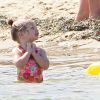 Exclusif - L'adorable Olive dans l'eau - Drew Barrymore et sa fille Olive profitent de la journée sur une plage de Cape Cod dans le Massachusetts, le 23 août 2014. 