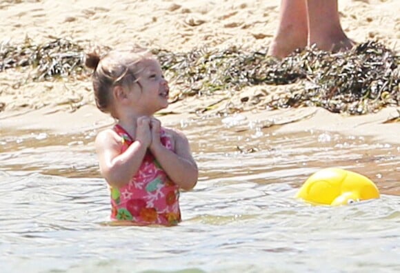 Exclusif - L'adorable Olive dans l'eau - Drew Barrymore et sa fille Olive profitent de la journée sur une plage de Cape Cod dans le Massachusetts, le 23 août 2014. 