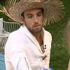 Steph casse du sucre sur le dos de Leila, en face d'Aymeric dans "Secret Story 8" su TF1. Septembre 2014.