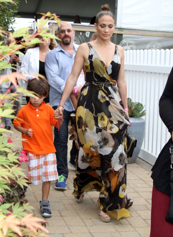 Jennifer Lopez et ses enfants Max et Emme montent à bord d'une voiture de golf pour se rendre au 39e "Classic Horse Show" à Bridgehampton, le 31 août 2014.