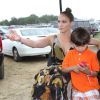 Jennifer Lopez et ses enfants Max et Emme montent à bord d'une voiture de golf pour se rendre au 39e "Classic Horse Show" à Bridgehampton, le 31 août 2014.