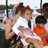 Jennifer Lopez et ses enfants Max et Emme montent à bord d'une voiture de golf pour se rendre au 39ème "Classic Horse Show" à Bridgehampton, le 31 août 2014.