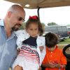 Jennifer Lopez et ses enfants Max et Emme montent à bord d'une voiture de golf pour se rendre au 39ème "Classic Horse Show" à Bridgehampton, le 31 août 2014.